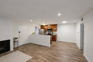 2827 S Fairview St, Unit C in Santa Ana, CA - Building Photo