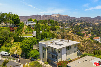 2742 Creston Dr in Los Angeles, CA - Foto de edificio - Building Photo