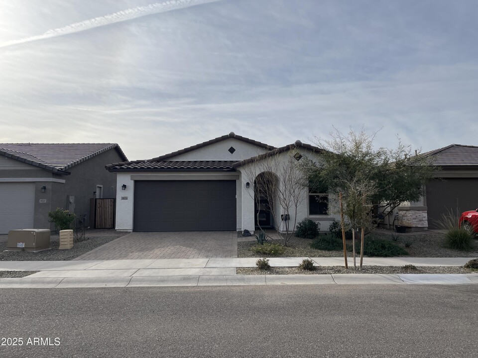 18335 W Skyline Ct in Surprise, AZ - Building Photo