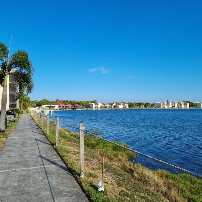 105 Lake Emerald Dr, Unit 416 in Oakland Park, FL - Building Photo - Building Photo