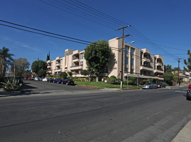 The Cove Apartments in Los Angeles, CA - Building Photo - Building Photo