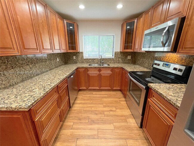 7901 NW 33rd St, Unit 5 in Hollywood, FL - Building Photo - Building Photo