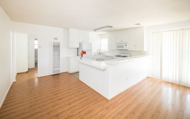 6566 Fountain Ave in Los Angeles, CA - Building Photo - Building Photo