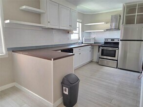 1700 NE 191st St, Unit 100 in Miami, FL - Building Photo - Building Photo