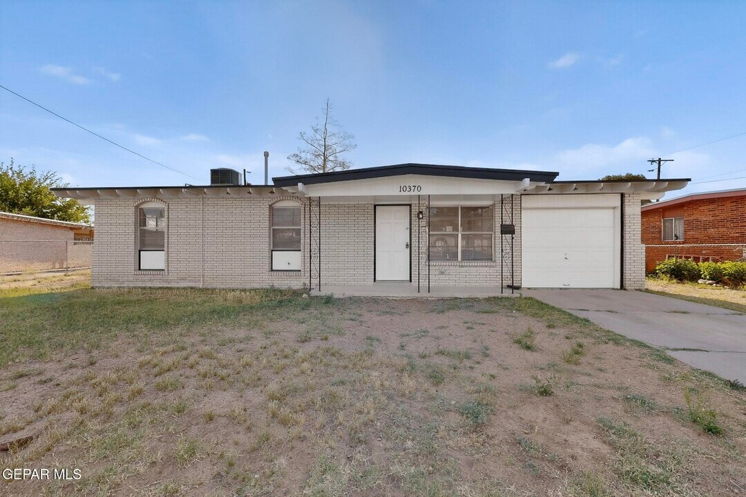 10370 Kellogg St in El Paso, TX - Building Photo