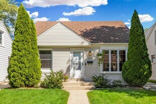 4750 N Elkhart Ave in Whitefish Bay, WI - Building Photo