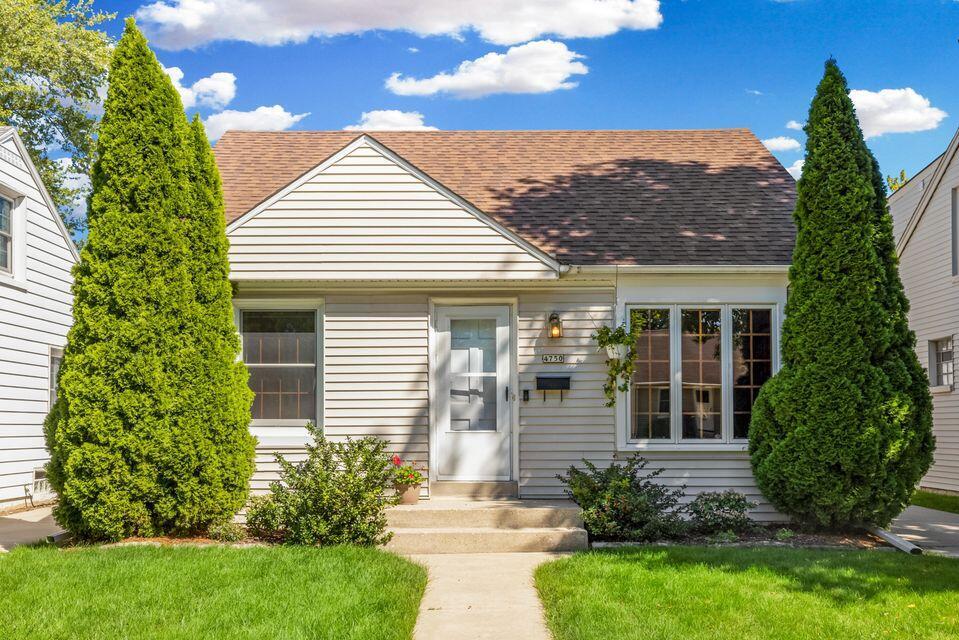 4750 N Elkhart Ave in Whitefish Bay, WI - Building Photo