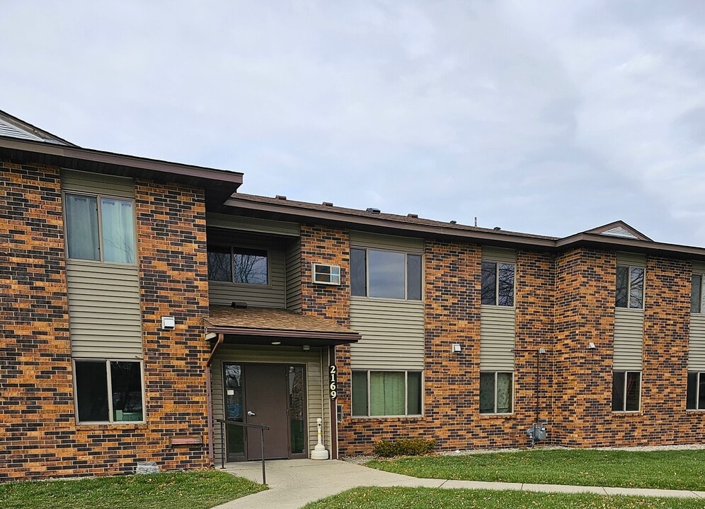 Castlewood Knolls Apartments in Worthington, MN - Building Photo