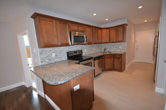 215 Maverick St, Unit 212-4 in Boston, MA - Building Photo - Building Photo