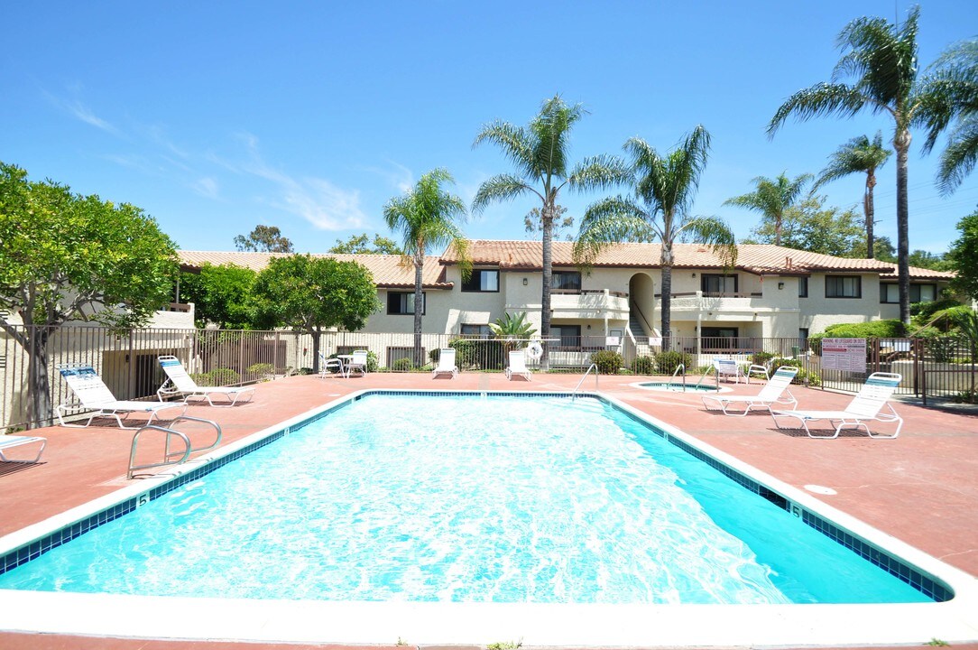 Sunset Pointe Apartments in Fallbrook, CA - Foto de edificio