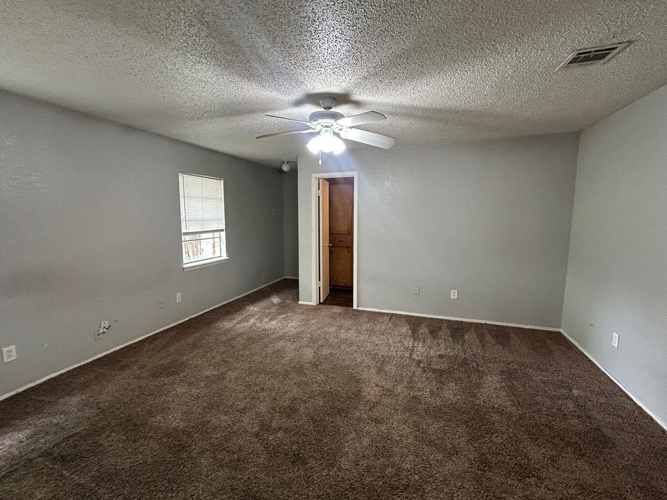 104 Hillside Dr in Hewitt, TX - Building Photo