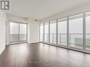 2221 Yonge St in Toronto, ON - Building Photo - Building Photo