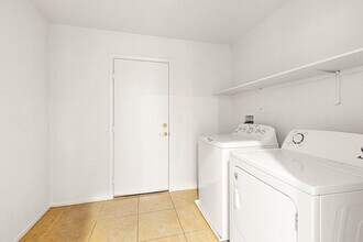 1733 Chevrus Ct in Henderson, NV - Building Photo - Building Photo