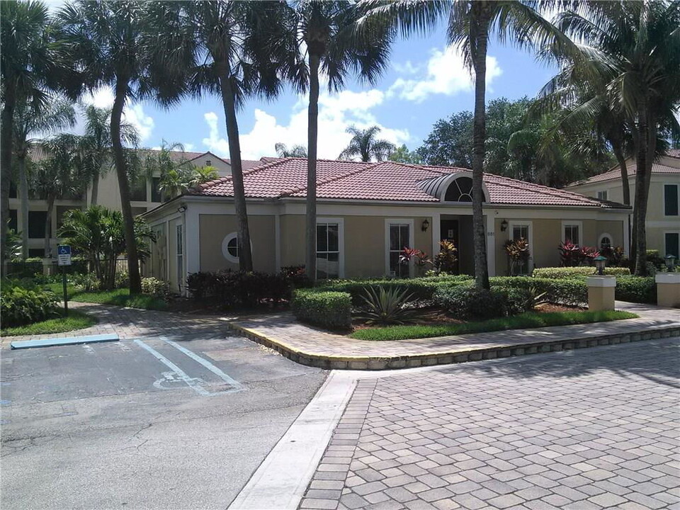 875 Riverside Dr in Coral Springs, FL - Building Photo