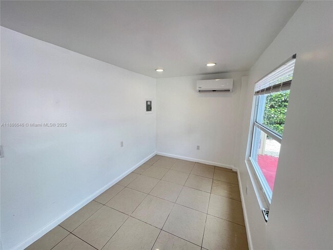 548 NW 30th St in Miami, FL - Building Photo - Building Photo