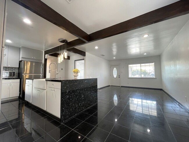 8824 Tyrone Ave in Los Angeles, CA - Building Photo - Building Photo