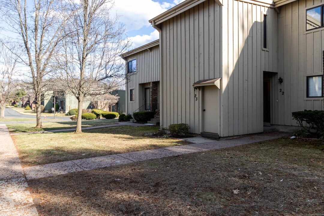 22 Webster Ct in Newington, CT - Building Photo