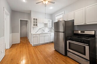 3915 N Seeley Ave, Unit 2nd Floor in Chicago, IL - Building Photo - Building Photo