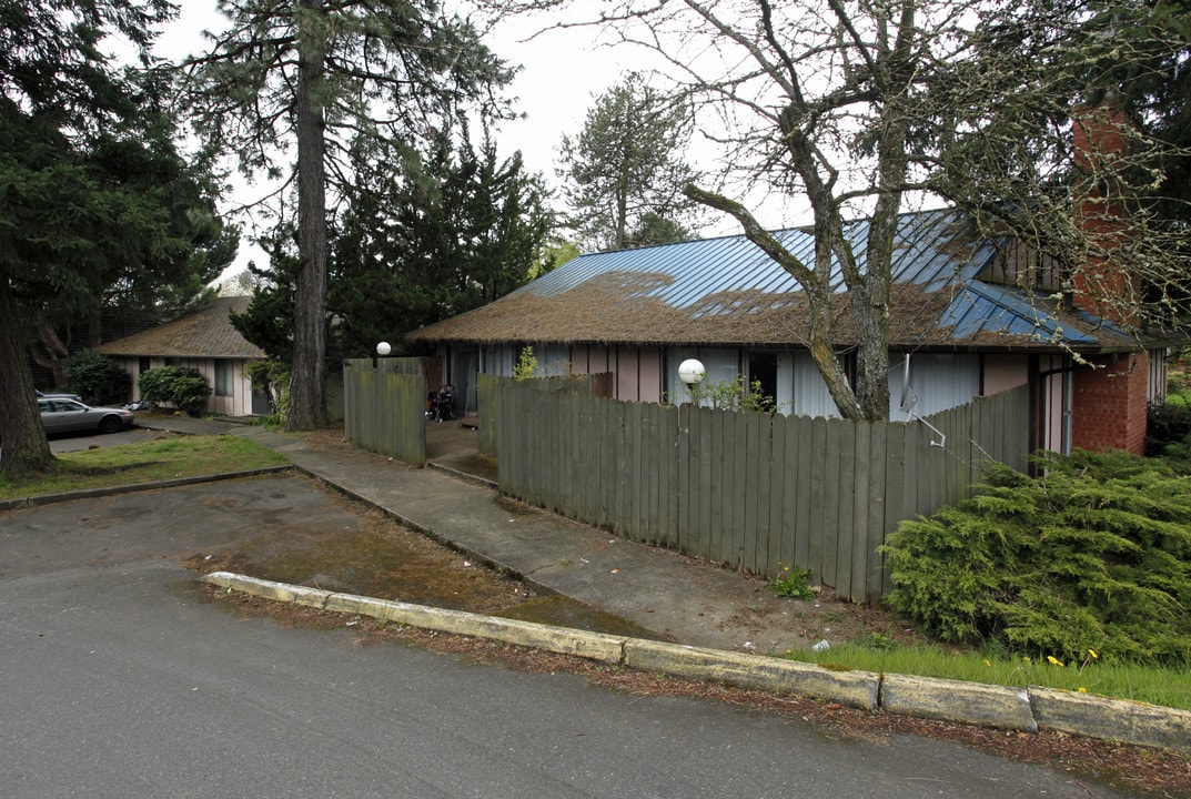 Four Oaks Apartments in Tigard, OR - Building Photo