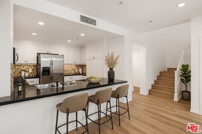 6020 S Seabluff Dr in Los Angeles, CA - Building Photo - Building Photo