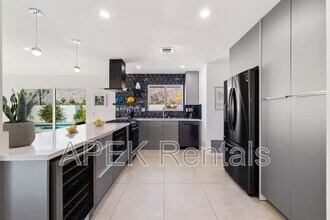 945 N Buttonwillow Cir in Palm Springs, CA - Building Photo - Building Photo