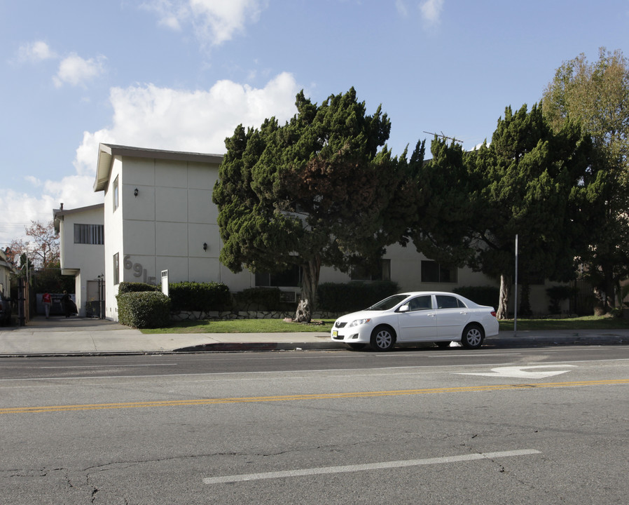 6915 Coldwater Canyon Ave in North Hollywood, CA - Building Photo