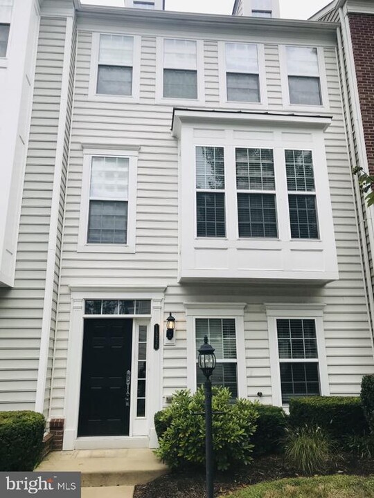 14656 Crossfield Way in Woodbridge, VA - Building Photo