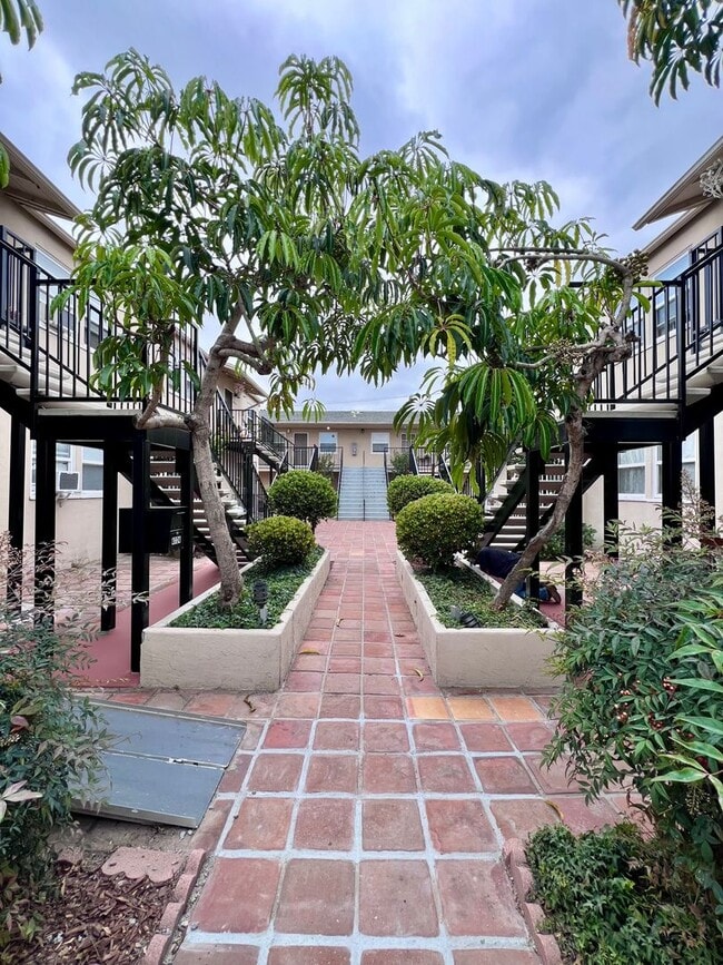 4720-34 Wilson Ave