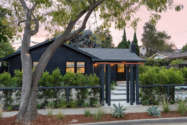 23 Calaveras Ave in Goleta, CA - Foto de edificio - Building Photo