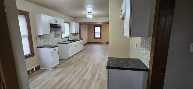 915 State St, Unit 00 - 304 in Manitowoc, WI - Foto de edificio - Building Photo