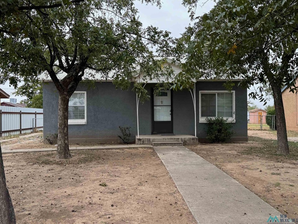 1008 W Dallas Ave in Artesia, NM - Building Photo