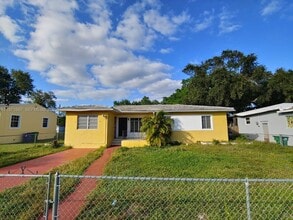1465 NE 149th St in North Miami, FL - Building Photo - Building Photo