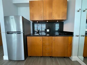 1250 West Ave, Unit 10P in Miami Beach, FL - Foto de edificio - Building Photo