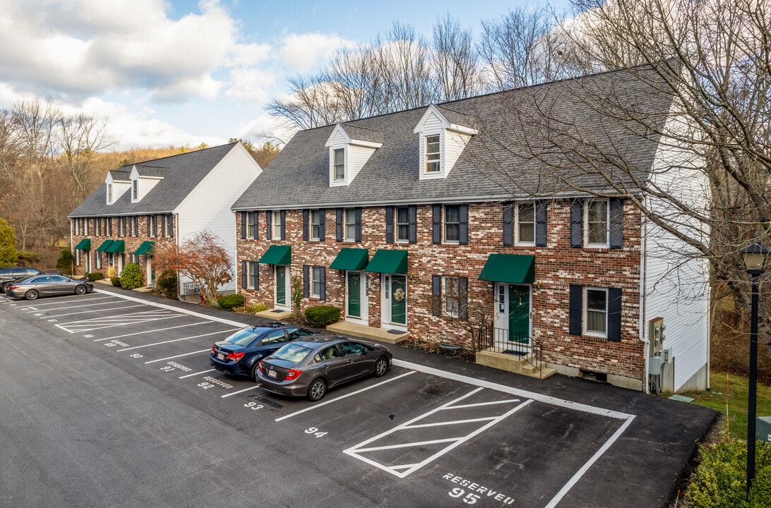 Indian Rock Townhouse Condominiums in Hudson, MA - Foto de edificio