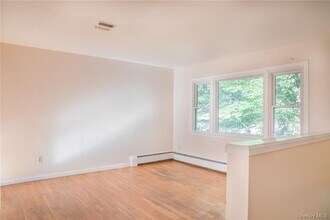 8 Fillmore Ct in Woodbury, NY - Building Photo - Building Photo