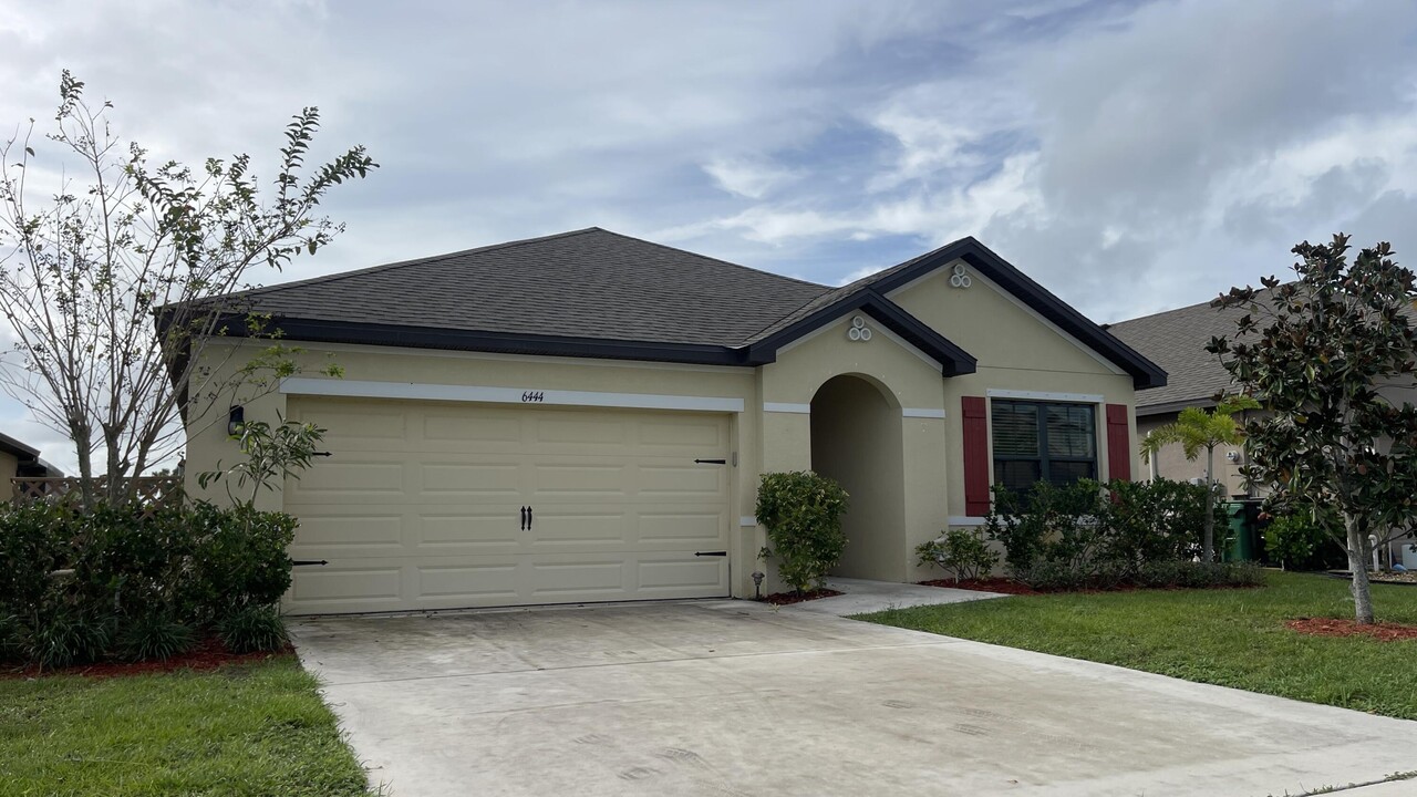 6444 NW Castlebrook Ave in Port St. Lucie, FL - Foto de edificio