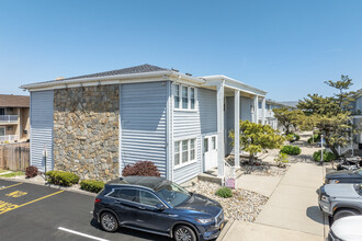 Runaway Beach Condominum in Sea Bright, NJ - Foto de edificio - Primary Photo