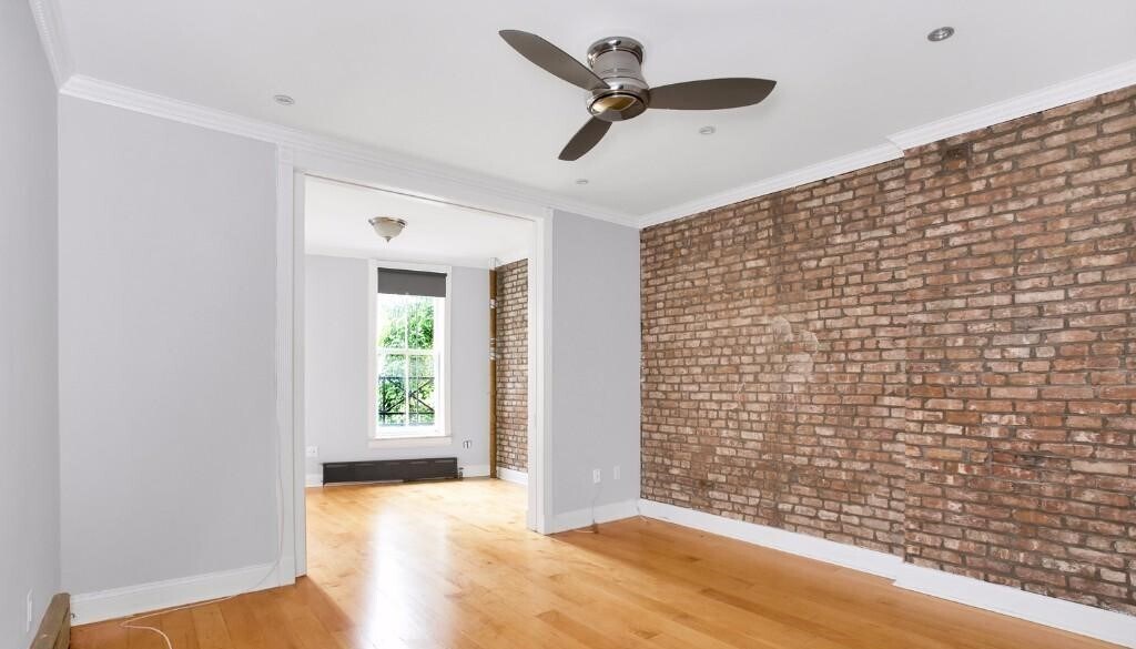 110 Bedford St in New York, NY - Building Photo