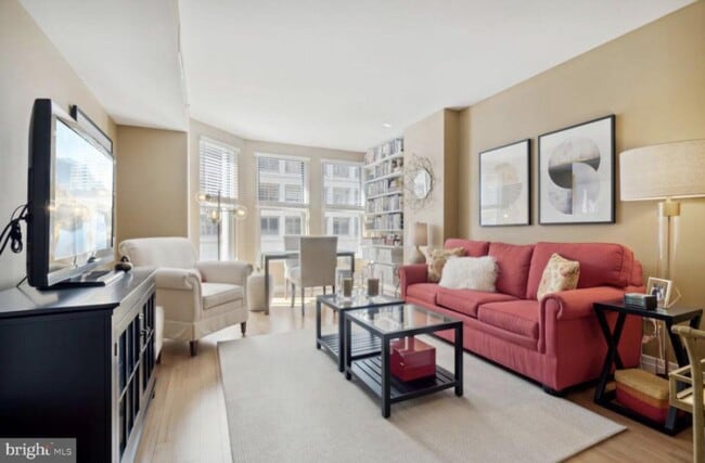 915 E St NW in Washington, DC - Building Photo - Building Photo