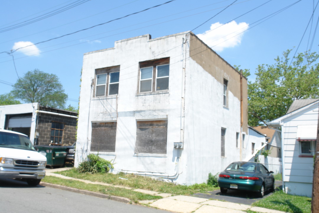 418 Meredith St in Perth Amboy, NJ - Building Photo