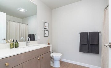2070 NW Quimby St in Portland, OR - Building Photo - Building Photo