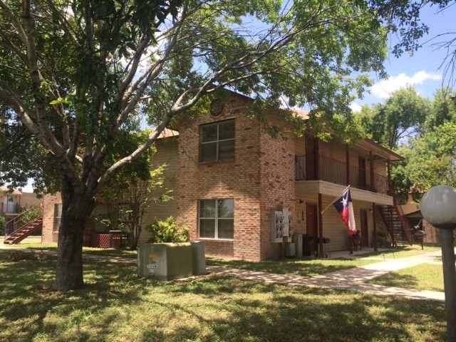 Landmark Apartments in Uvalde, TX - Foto de edificio