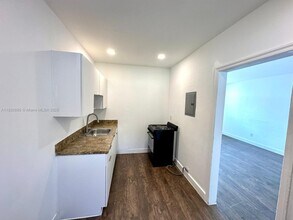 17175 NE 19th Ave in North Miami Beach, FL - Building Photo - Building Photo