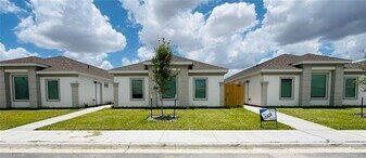 9 West Dr in Edinburg, TX - Building Photo
