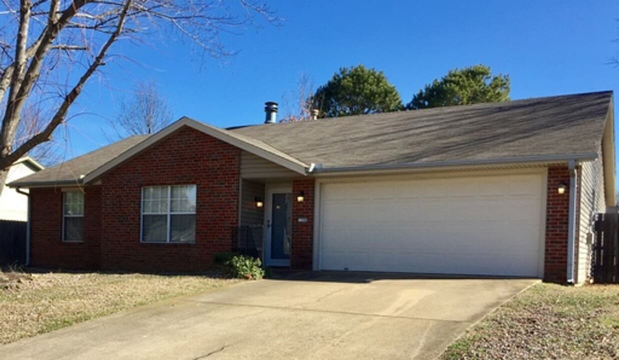 1296 N Fieldstone Ave in Fayetteville, AR - Building Photo