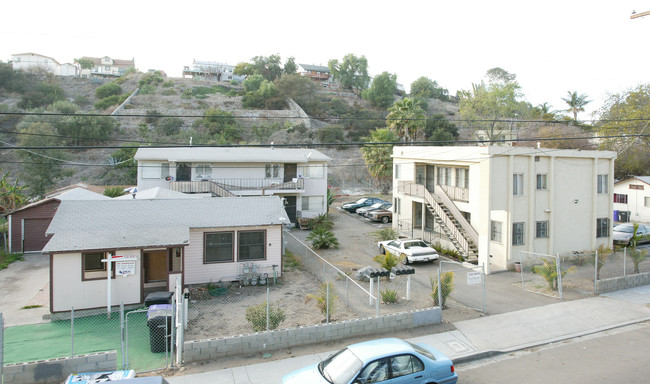 5011 Auburn Dr in San Diego, CA - Foto de edificio - Building Photo