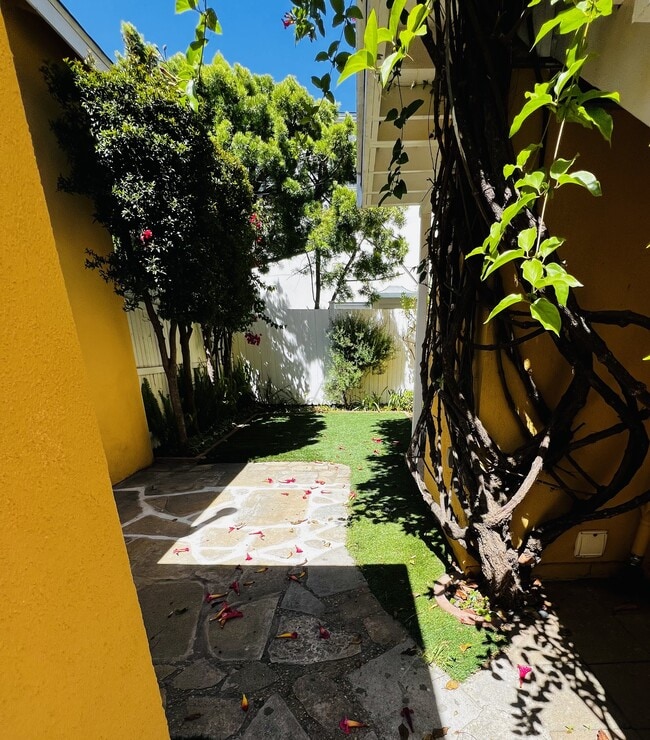 3120 Colorado Ave, Unit Unit C in Santa Monica, CA - Building Photo - Building Photo