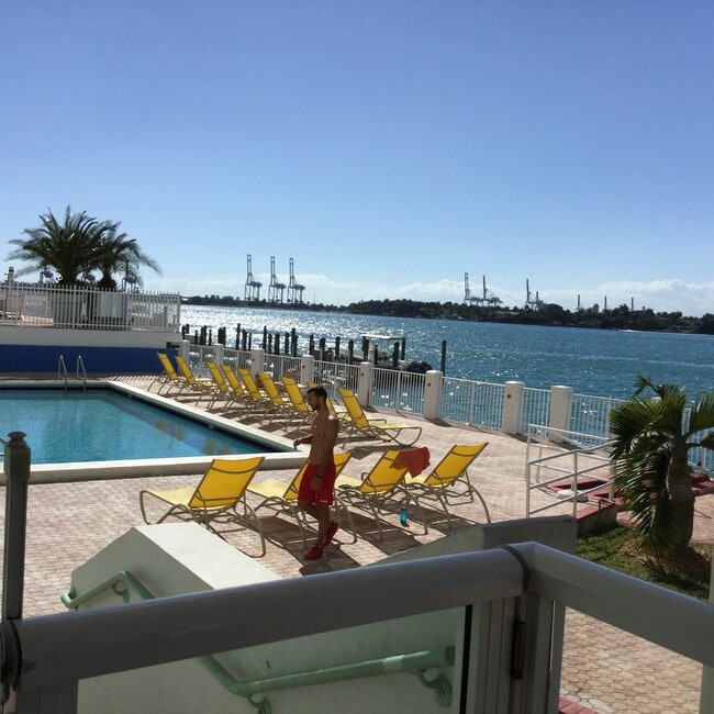 1250 West Ave, Unit 12J in Miami Beach, FL - Building Photo - Building Photo