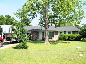 1001 S Jefferson St in Pilot Point, TX - Building Photo - Building Photo