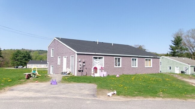 Meadowbrook Apartments in Livermore Falls, ME - Foto de edificio - Building Photo